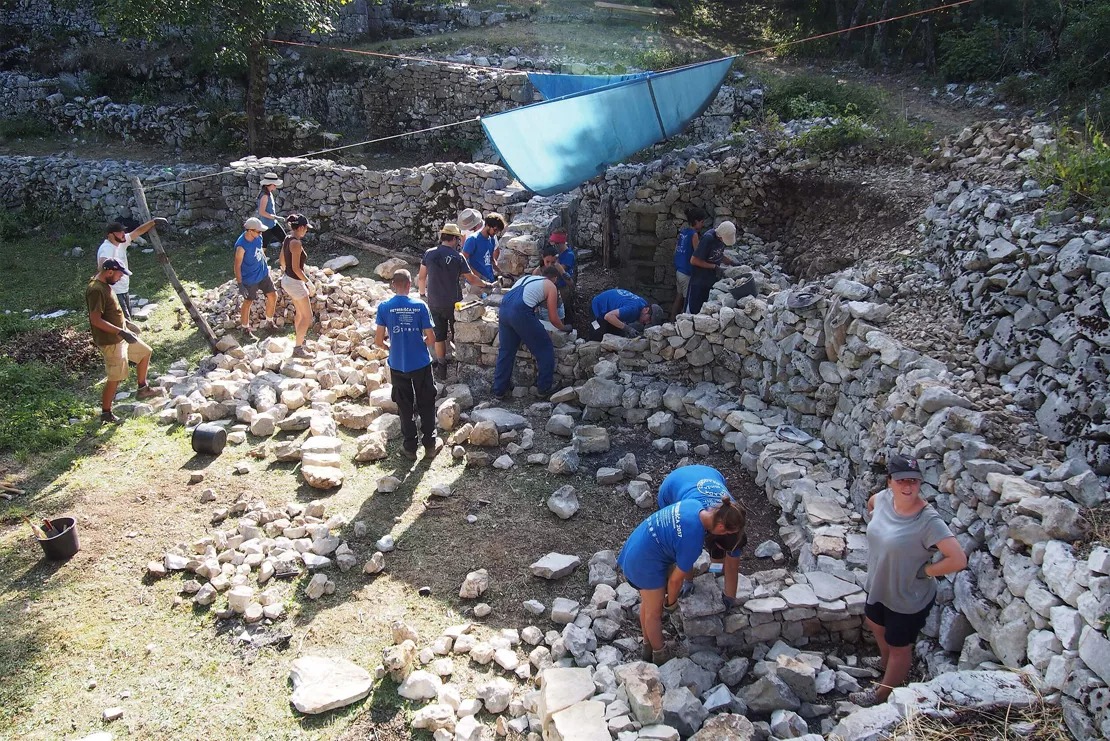 /media/images/Re-establishing-dry-stone-walls.jpg
